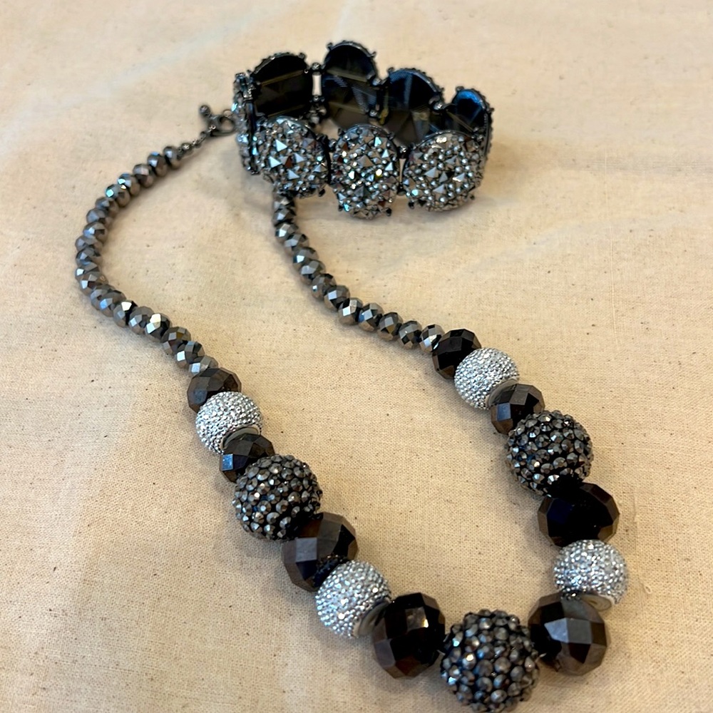 Gorgeous silver sparkly necklace